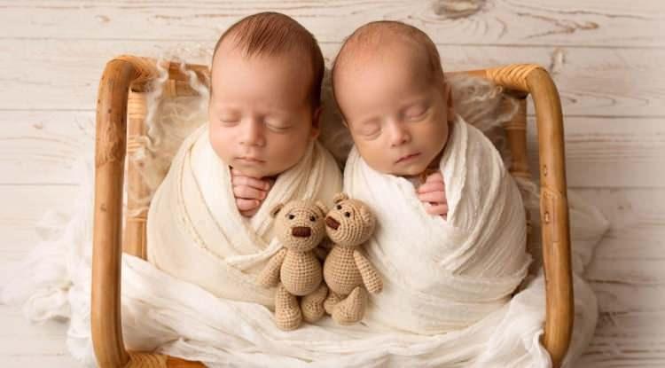 <p><strong>Bu konuya dair yapılan s&ouml;z konusu &ccedil;alışmalarda genellikle araştırmacılar, tek yumurta ikizleri ile &ccedil;ift yumurta ikizlerini karşılaştırıyor. DNA'ları neredeyse birebir aynı olan tek yumurta ikizleri ile genomlarının yaklaşık yarısını paylaşan &ccedil;ift yumurta ikizleri arasındaki benzerlik ya da farklılıklar, &ccedil;evresel unsurların etkisini daha net bir şekilde ortaya koymaya yardımcı oluyor.</strong></p>
