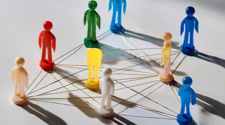 <p><span style="color:#FF0000"><strong>"GENETİK &Ouml;ZELLİKLERİMİZLE UYUMLU ORTAMLAR ARAMAYA EĞİLİMLİYİZ"</strong></span></p>

<p><strong>Uganda doğumlu olan Ayorech, yaşamının b&uuml;y&uuml;k kısmını İngiltere'de ge&ccedil;irdikten sonra Norve&ccedil;'te yaşamaya başladı. Kendi hayatını da &ouml;rneklendiren Ayorech, Norve&ccedil;'te yaşarken İngiltere'deki haline kıyasla daha az dışa d&ouml;n&uuml;k olduğunu s&ouml;yl&uuml;yor. Ancak Ayorech, genetik yapının bilin&ccedil;altında kararlarımızı y&ouml;nlendiren ve teşvik eden bir y&ouml;n&uuml; olduğuna vurgu yapmayı ihmal etmiyor.</strong></p>
