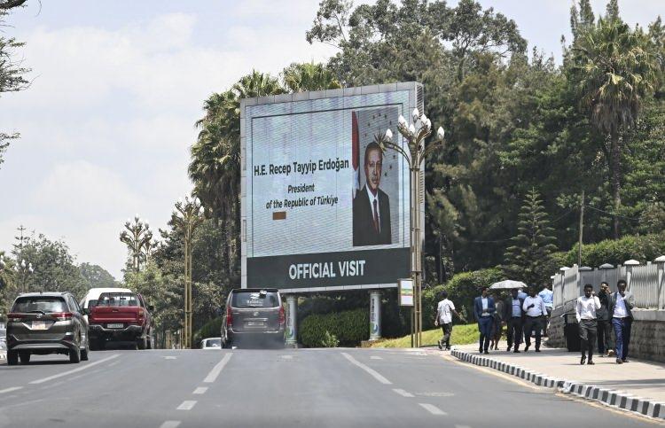 <p><span style="color:#B22222"><strong>SOKAKLARDA ERDOĞAN POSTERLERİ</strong></span></p>

<p>&nbsp;</p>

<p>Cumhurbaşkanı Recep Tayyip Erdoğan&rsquo;ın, Etiyopya&rsquo;nın başkenti Addis Ababa&rsquo;ya yapacağı resmi ziyaret &ouml;ncesinde caddelerdeki bilboardlara, Cumhurbaşkanı Erdoğan&rsquo;ın fotoğrafı konuldu.</p>
