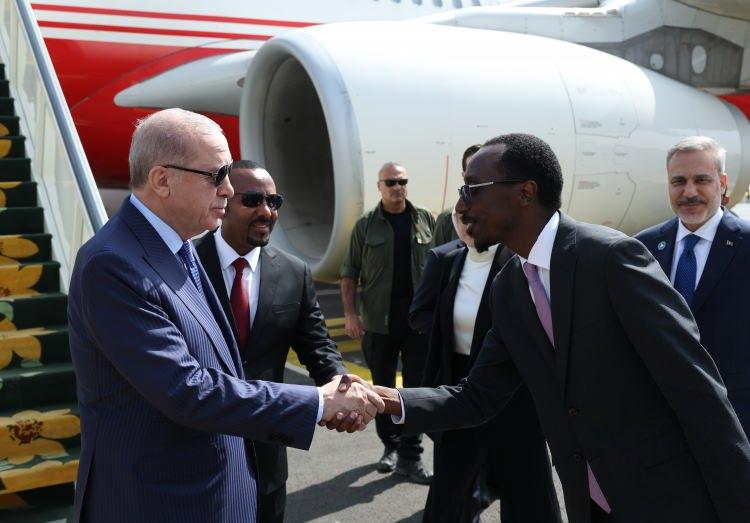 <p>Erdoğan, Addis Ababa Bole Uluslararası Havalimanı'nda, Etiyopya Başbakanı Abiy Ahmed, Etiyopya Dışişleri Bakanı Gedion Timothewos ve T&uuml;rkiye'nin Addis Ababa B&uuml;y&uuml;kel&ccedil;isi Berk Baran tarafından karşılandı.</p>

<p>&nbsp;</p>
