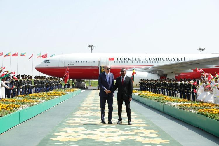 <p>İki &uuml;lke marşlarının okunmasıyla başlayan t&ouml;rende Erdoğan, kıtayı selamladı.</p>
