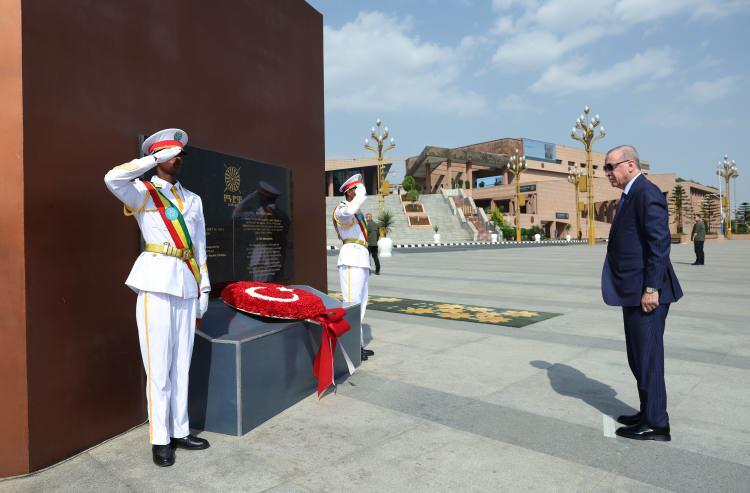 <p>Erdoğan, Addis Ababa'da, Adva Zafer Anıtı'na &ccedil;elenk koyma t&ouml;renine katıldı.</p>
