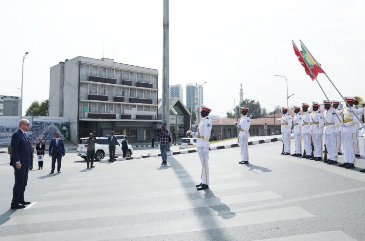 <p>Cumhurbaşkanı Erdoğan, T&uuml;rkiye&rsquo;nin Addis Abada B&uuml;y&uuml;kel&ccedil;iliğinin a&ccedil;ılışının 100. yılına da denk gelen ziyareti kapsamında Etiyopya Başbakanı Ali ile baş başa ve heyetler arası g&ouml;r&uuml;şme yapacak.</p>
