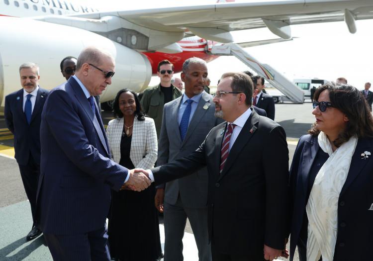 <p>T&ouml;rende Erdoğan ve Ahmed Ali&rsquo;ye T&uuml;rk ve Etiyopyalı heyetler tanıtıldı. Erdoğan ve Ahmed Ali daha sonra ikili g&ouml;r&uuml;şmeye ge&ccedil;ti.</p>

<p>&nbsp;</p>
