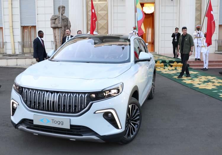 <p><strong>TOGG HEDİYE ETTİ</strong></p>

<p>&nbsp;</p>

<p>Cumhurbaşkanı Recep Tayyip Erdoğan, Etiyopya Başbakanı Abiy Ahmed'e T&uuml;rkiye'nin yerli elektrikli otomobili Togg'u hediye etti.</p>

<p>Resmi temaslar i&ccedil;in Addis Ababa'da bulunan Cumhurbaşkanı Erdoğan, Ulusal Saray'da Ahmed ile bir araya geldi.</p>

<p>Cumhurbaşkanı Erdoğan, anlaşmaların imza t&ouml;reni ve ortak basın toplantısının ardından Ahmed'e "Pamukkale beyazı" renkte Togg armağan etti.</p>

<p>Ulusal Saray avlusunda Togg'u bir s&uuml;re kullanan Ahmed'e, Cumhurbaşkanı Erdoğan da eşlik etti.</p>
