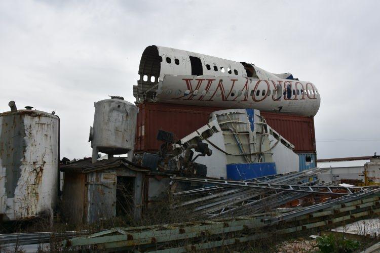 <p>Kentte 1988 yılından beri hurdacılık yapan Ertan &Ccedil;oğul, 2017'de İstanbul'dan getirilerek, Nil&uuml;fer il&ccedil;esinde u&ccedil;ak kafe yapılması planlanan 22 tonluk hurda Boeing 747'yi, proje iptal edilince <span style="color:#A52A2A"><strong><em>80 bin TL'ye satın aldı.</em></strong></span></p>
