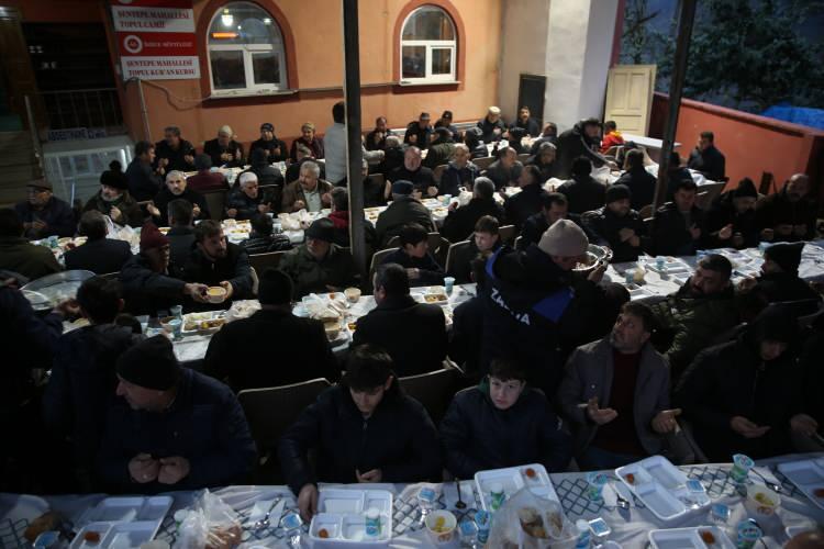 <p>Bir adımla kent değiştiren mahalle sakinleri, karşılıklı oturdukları evlerde ramazana aynı dakikada oru&ccedil; a&ccedil;arak başladı.</p>
