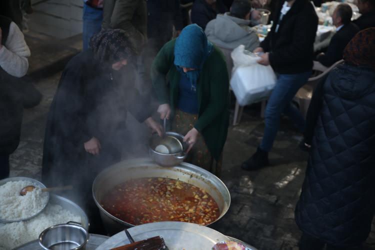 <p>&Ouml;te yandan iki mahallede yaşayan vatandaşlar, ramazanın ilk g&uuml;n&uuml; aynı sofrada buluşarak iftar yaptı.</p>
