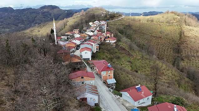 <p><strong><em>"Burada artık binalar giydirilip boyanacak. İnşallah buranın şekli daha g&uuml;zel olacak. Bizden taraf mor beyaz, Samsun tarafı kırmızı beyaz renklere hakim olacak. G&uuml;zel bir &ccedil;alışma olacak. Ordu B&uuml;y&uuml;kşehir Belediye Başkanımız Mehmet Hilmi G&uuml;ler ve Samsun B&uuml;y&uuml;kşehir Belediye Başkanımız Halit Doğan'a teşekk&uuml;r ediyorum."</em></strong></p>
