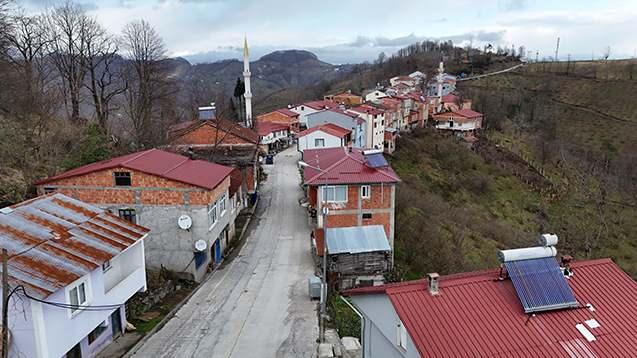 <p>İki şehrin sınırı olan caddenin yarısının Ordu'ya, diğer yarısının ise Samsun'a ait olması nedeniyle b&ouml;lgede yaşayanlar bazen ilgin&ccedil; durumlarla karşılaşabiliyor.<strong><span style="color:#A52A2A">​</span></strong></p>
