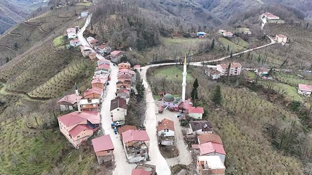 <p><span style="color:#A52A2A"><strong>BİR ANDA ŞEHİR DEĞİŞTİRİYORLAR&nbsp;</strong></span></p>

<p>&nbsp;</p>

<p>Ordu tarafından ikamet eden ve Samsun tarafında ise market işleten Fahrettin Kışla ise bir adımda şehir değiştirdiklerini belirterek,<em><strong> "Mahallenin bir tarafında Samsun'un plakaları ile dizilmiş ara&ccedil;lar, diğer tarafında ise Ordu'nun plakalarına ait ara&ccedil;lar diziliyor."</strong></em> diye konuştu.&nbsp;</p>
