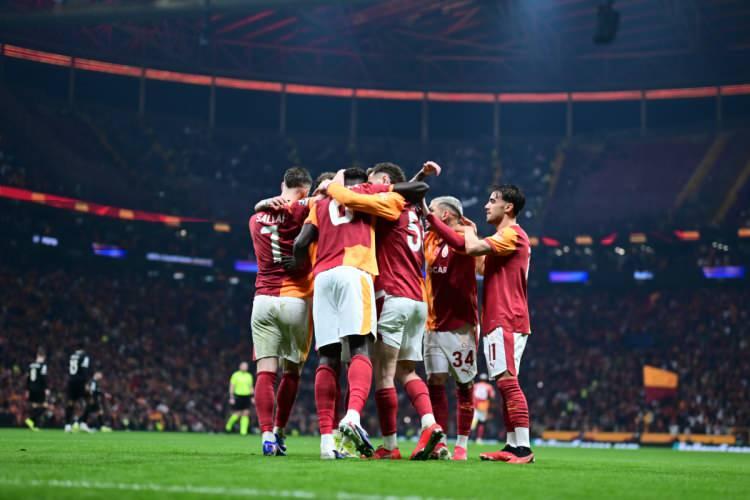 <p>Galatasaray'a galibiyeti getiren golleri 15. dakikada Gabriel Sara, 49 ve 75. dakikalarda Noa Lang, 60. dakikada Davinson Sanchez ile 86. dakikada Sacha Boey kaydetti. Juventus'un gollerini 16 ve 32. dakikalarda Teum Koopmeiners attı.</p>
