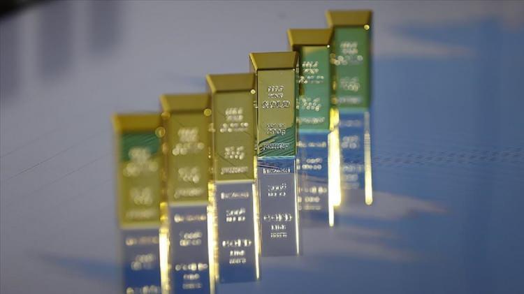 <p><strong>ALTIN VE G&Uuml;M&Uuml;ŞTE G&Uuml;&Ccedil;L&Uuml; PRİM<br />
​</strong><br />
Ons altın, d&uuml;n 4 bin 877 dolardan kapanmasının ardından bug&uuml;n y&uuml;zde 1,6&rsquo;yı aşan y&uuml;kselişle 4 bin 958 doları test etti.&nbsp;</p>
