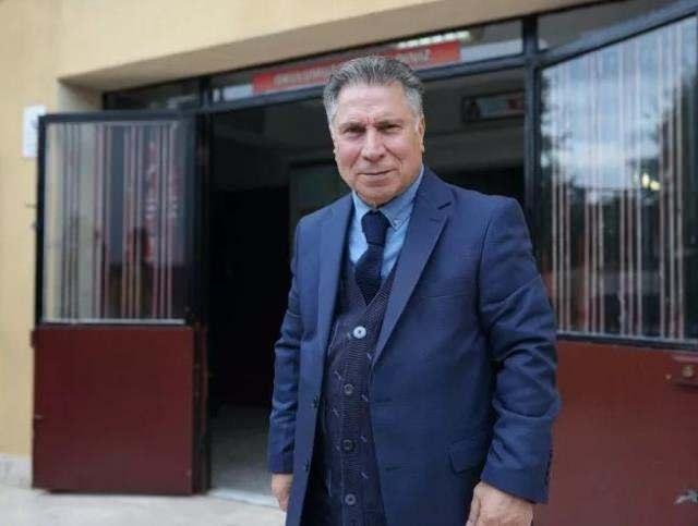 <p><span style="color:#FF0000"><strong>ASLINDA M&Uuml;ZİKLE İLGİLENİYORDU</strong></span></p>

<p><strong>Ortaokul yıllarından beri m&uuml;ziğe ilgisi olan sanat&ccedil;ı, 1972 yılında orkestra hayatına adım attı ve M&uuml;nir &Ouml;zkul ile &ccedil;alıştığı bir turne sayesinde oyunculuğa başladı. &Uuml;nl&uuml; isim, turne sonunda &uuml;nl&uuml; y&ouml;netmenin onu karaktere uygun g&ouml;rmesiyle Hababam Sınıfı'nda rol&uuml; kaptı. Uzun yıllar oyunculuk yapan Arıman, son d&ouml;nemlerde m&uuml;zik hayatına geri d&ouml;nd&uuml;.</strong></p>
