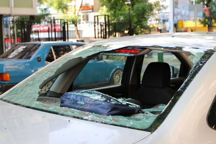 <p><span style="color:#B22222"><strong>HASAR ORANI SINIRI GELİYOR</strong></span></p>

<p>Kaza sonrası ortaya &ccedil;ıkan hasar, trafik sigortasının maddi teminat tutarının 10'da 1'ini aşıyorsa zorunlu olarak eksper tayini yapılacak ve hasar tespitini ger&ccedil;ekleştirecek. 2026 yılı i&ccedil;in maddi hasarlarda teminat tutarı 400 bin lira olarak belirlenmişti. B&ouml;ylece 40 bin liranın &uuml;zerindeki hasarlar i&ccedil;in eksper tayini yapılacak.</p>
