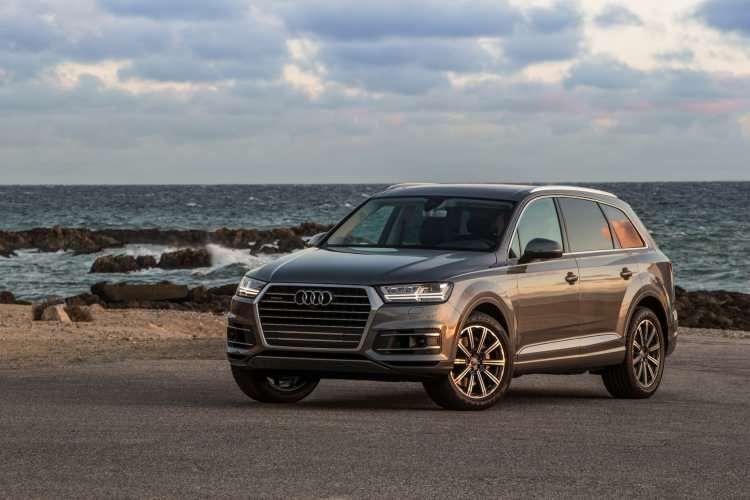 <p>2025 Audi Q7, geniş &uuml;&ccedil; sıralı bir SUV'dur. &nbsp;Şık dış tasarımı ve kaliteli i&ccedil; mekanıyla dikkat &ccedil;ekiyor. Genel olarak iyi bir SUV olsa da, bu listedeki bir&ccedil;ok ara&ccedil; gibi model yılını dikkatlice se&ccedil;meniz gerekiyor.</p>

<p>&nbsp;</p>

<p>&nbsp;</p>
