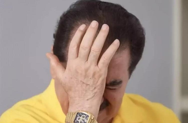 <p><span style="color:#FF0000"><strong>"AHMET 5 DAİREYİ SATTI KARDEŞLERİNE PAY VERMEDİ"</strong></span></p>

<p><strong>Aile i&ccedil;i kırgınlıklarına da değinen Tatlıses, &ouml;zellikle &ccedil;ocukları Ahmet Tatlıses ve Dilan &Ccedil;ıtak'a sitem etti.&nbsp; "Akrabanın akrabaya ettiğini akrep bile etmezmiş" diyen &uuml;nl&uuml; isim, bir s&uuml;redir sorun &uuml;st&uuml;ne sorun yaşadığı oğlu Ahmet Tatlıses'in Manisa'daki 5 dairesini sattığını ancak kardeşlerine pay vermediğini iddia etti.</strong></p>
