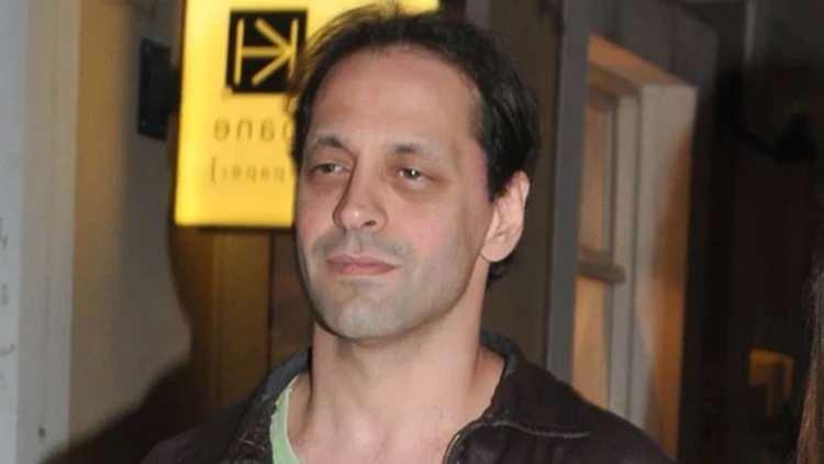 <p><span style="color:#B22222"><strong>"2 SENE &Ouml;NCE SOKAKTAN ALDIM"</strong></span></p>

<p><em><span style="color:#800080"><strong>"Kamuoyu tarafından tanınan bir sanat&ccedil;ıyım. Evimde uyuşturucu madde bulunduğuna dair kolluk ekipleri tarafından yapılan arama neticesinde yaklaşık 2 sene &ouml;nce sokak &uuml;zerinde tanımadığım bir torbacıdan marihuana isimli uyuşturucu maddeyi almıştım. Ancak ne kadar para verdiğimi hatırlamıyorum bu şahsı da tanımıyorum."</strong></span></em></p>
