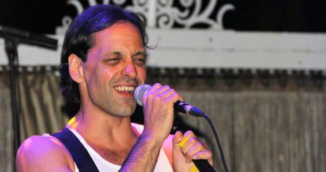 <p><span style="color:#B22222"><strong>"1 AY &Ouml;NCE ALMANYA'DA İ&Ccedil;TİM"</strong></span></p>

<p><span style="color:#800080"><em><strong>"İşleri yoğun bir kişiyim. Uyuşturucu kullanma sıklığım ise bu nedenle azdır. Evimde bulunan uyuşturucu belki bayatlamış bile olabilir. Yine emniyet benden kan, idrar &ouml;rnekleri aldı. Uyuşturucu etken maddesinin &ccedil;ıkacağını d&uuml;ş&uuml;n&uuml;yorum &ccedil;&uuml;nk&uuml; yaklaşık 1 ay &ouml;nce Almanya turnesine konser vermek i&ccedil;in gitmiştik. Bu sırada Almanya'da zaten yasal olarak satıldığını bildiğim i&ccedil;in şuanda hatırlamadığım bir shoptan yine marihuana aldım ve i&ccedil;tim."</strong></em></span></p>
