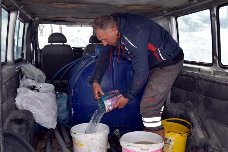 <p><span style="color:#A52A2A"><strong>"T&Uuml;M ZORLUKLARA RAĞMEN BU İŞİ SEVİYORUM"</strong></span></p>

<p>&nbsp;</p>

<p><em><strong>"Zaman zaman hayvanlarım i&ccedil;in aracımla su taşımak zorunda kalıyorum. Yetkililerden destek talep ettim. Onlar da bu sorunu &ccedil;&ouml;zeceklerini s&ouml;ylediler. Coğrafi koşulları zor bir b&ouml;lgede yaşadığımız i&ccedil;in burada k&uuml;&ccedil;&uuml;kbaş beslemek de haliyle zor oluyor. T&uuml;m zorluklara rağmen bu işi seviyorum."</strong></em></p>
