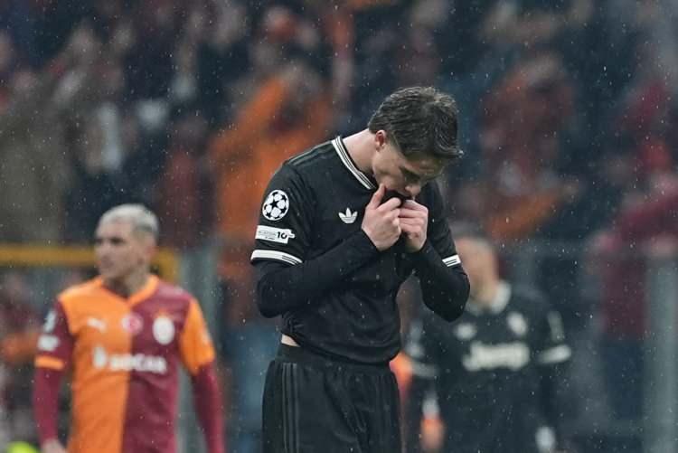 <p>Calcio Mercato: "Galatasaray'ın ilk gol&uuml;ne yol a&ccedil;an hata, ma&ccedil; boyunca onu derinden etkiledi; ayrıca dizinin durumu da k&ouml;t&uuml; g&ouml;r&uuml;n&uuml;yor."</p>
