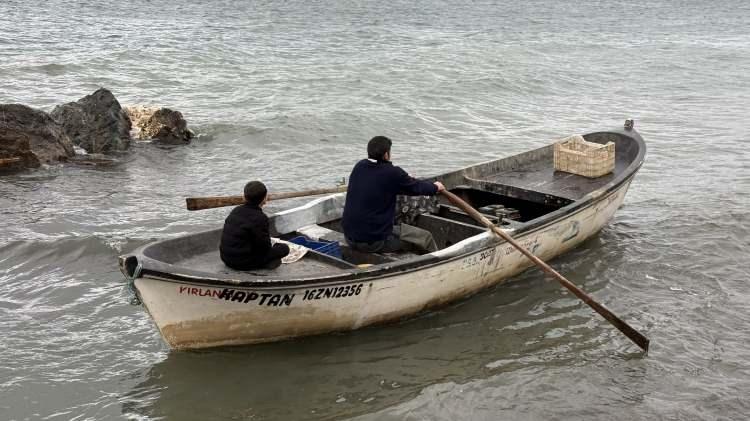 İznik G&ouml;l&uuml;'nde balık&ccedil;ının ağına takılanı duyan kıyıya akın etti