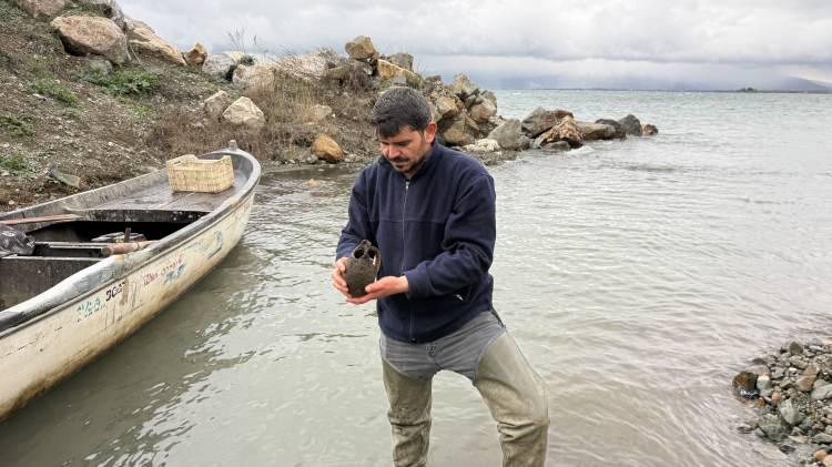 İznik G&ouml;l&uuml;'nde balık&ccedil;ının ağına takılanı duyan kıyıya akın etti