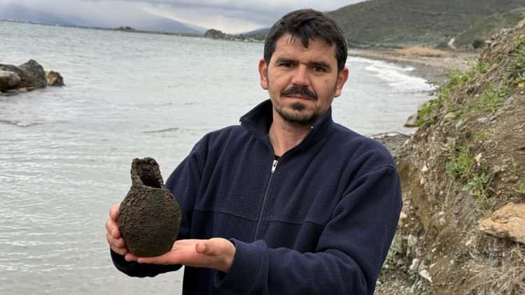 İznik G&ouml;l&uuml;'nde balık&ccedil;ının ağına takılanı duyan kıyıya akın etti