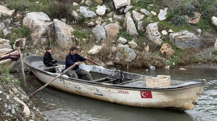 İznik G&ouml;l&uuml;'nde balık&ccedil;ının ağına takılanı duyan kıyıya akın etti