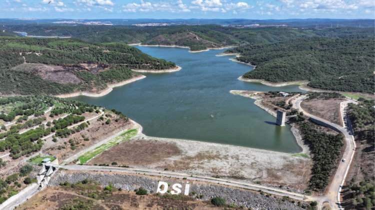 <p>İstanbul &Uuml;niversitesi Su Bilimleri Fak&uuml;ltesi Deniz ve İ&ccedil;su Kaynakları Y&ouml;netimi B&ouml;l&uuml;m&uuml; &Ouml;ğretim &Uuml;yesi Prof. Dr. Meri&ccedil; Albay, İstanbul'da şu an barajların doluluğunun yaklaşık y&uuml;zde 40 olduğunu belirterek, "Hazirana en az y&uuml;zde 70'in &uuml;zerinde girmemiz lazım. Bu seviyeyi yakalayamazsak, eskiden sonbaharda beklediğimiz sıkıntıları artık ağustosta yaşamamız muhtemel." dedi.</p>
