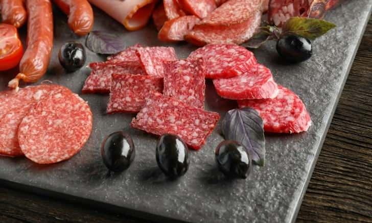 <p>Yapılan son klinik araştırmalar sonrası uzmanlardan korkutan uyarı geldi. Son yapılan klinik &ccedil;alışma;&nbsp;kahvaltı tabağımızda yer alan belirli bir &uuml;r&uuml;n grubunun damar sertliğinden tip-2 diyabete, kronik inflamasyondan sindirim sistemi hastalıklarına kadar onlarca soruna davetiye &ccedil;ıkardığını kanıtladı.</p>
