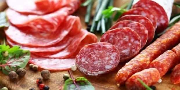 <p>Yapılan araştırmalar, tek bir dilim salamın g&uuml;nl&uuml;k tuz ihtiyacının &ouml;nemli bir kısmını karşıladığını; aşırı tuz t&uuml;ketiminin ise y&uuml;ksek tansiyon ve kalp sağlığı &uuml;zerinde olumsuz etkilere yol a&ccedil;abildiğini g&ouml;steriyor.</p>
