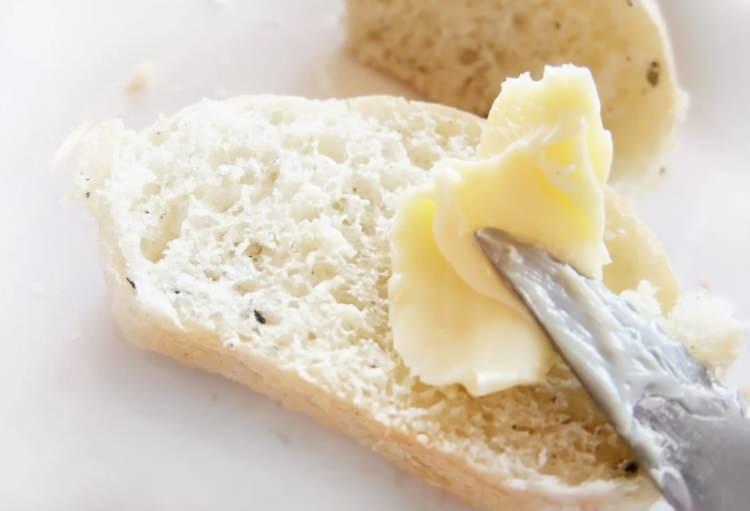 <p>Margarin bazlı s&uuml;r&uuml;lebilir yağlar, i&ccedil;erdikleri trans yağlar nedeniyle sağlık a&ccedil;ısından risk oluşturuyor. Uzmanlar, bu t&uuml;r yağların d&uuml;zenli t&uuml;ketiminin damar sertliği (ateroskleroz) riskini artırabileceğine dikkat &ccedil;ekiyor. Trans yağların k&ouml;t&uuml; kolesterol&uuml; (LDL) y&uuml;kseltip iyi kolesterol&uuml; (HDL) d&uuml;ş&uuml;rd&uuml;ğ&uuml;, bunun da kalp ve damar hastalıklarına zemin hazırladığı belirtiliyor. Bu nedenle etiketlerin dikkatle okunması ve trans yağ i&ccedil;ermeyen alternatiflerin tercih edilmesi &ouml;neriliyor.</p>
