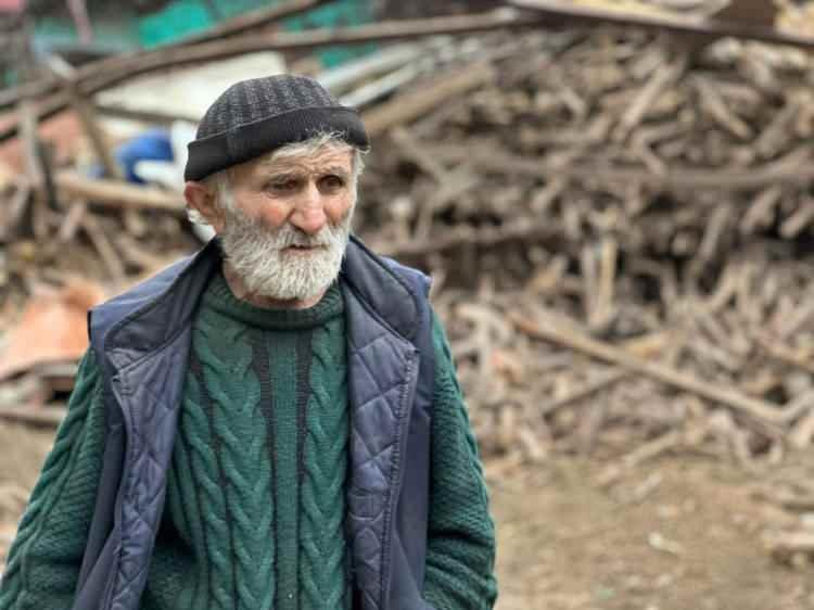 Komşuların ihbarı ortaya &ccedil;ıkarmıştı: Evi temizlenen adam, &ccedil;atıdan d&uuml;şerek &ouml;ld&uuml;