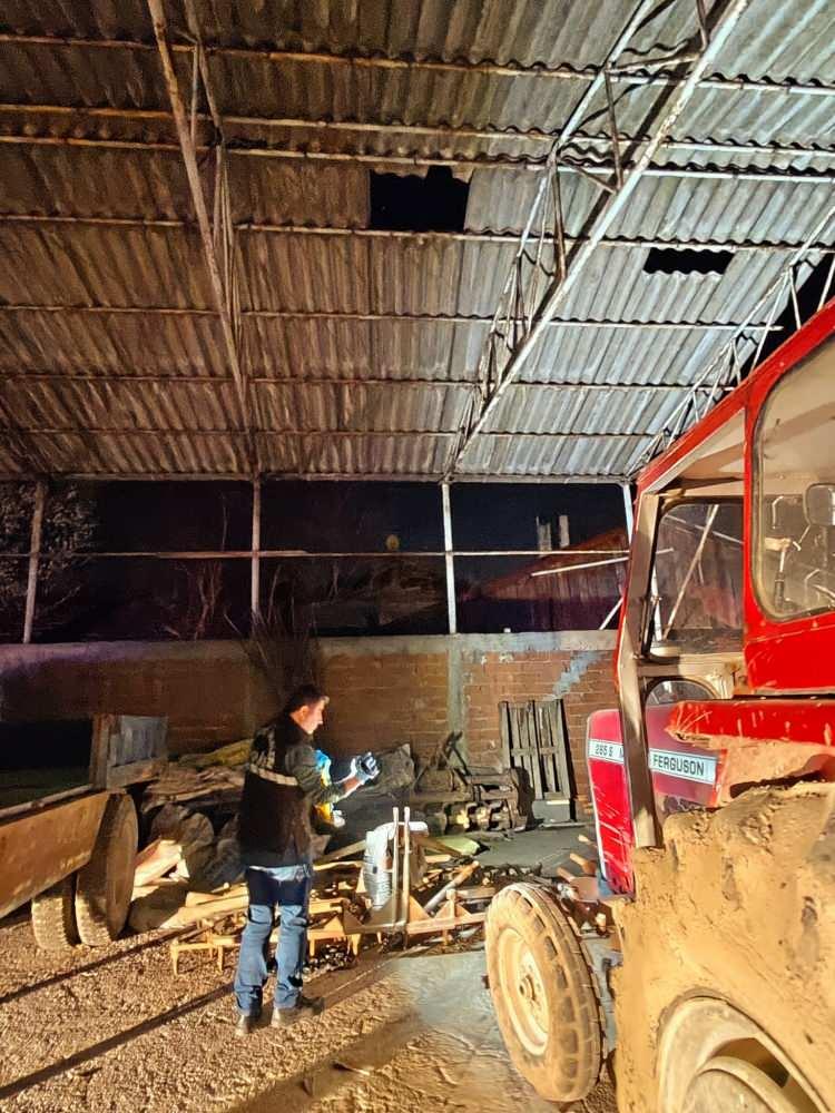 Komşuların ihbarı ortaya &ccedil;ıkarmıştı: Evi temizlenen adam, &ccedil;atıdan d&uuml;şerek &ouml;ld&uuml;