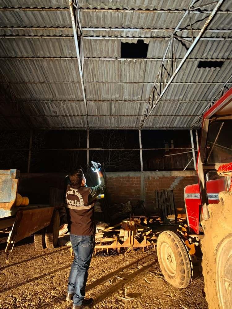 Komşuların ihbarı ortaya &ccedil;ıkarmıştı: Evi temizlenen adam, &ccedil;atıdan d&uuml;şerek &ouml;ld&uuml;