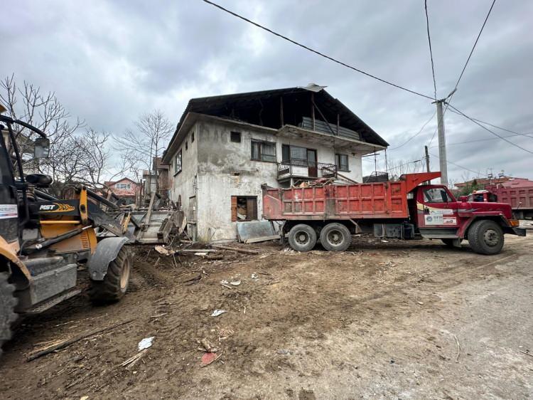 Komşuların ihbarı ortaya &ccedil;ıkarmıştı: Evi temizlenen adam, &ccedil;atıdan d&uuml;şerek &ouml;ld&uuml;
