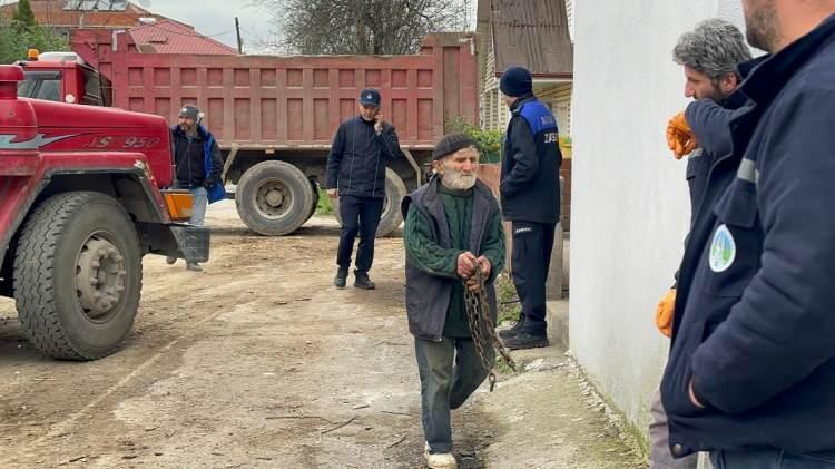 Komşuların ihbarı ortaya &ccedil;ıkarmıştı: Evi temizlenen adam, &ccedil;atıdan d&uuml;şerek &ouml;ld&uuml;