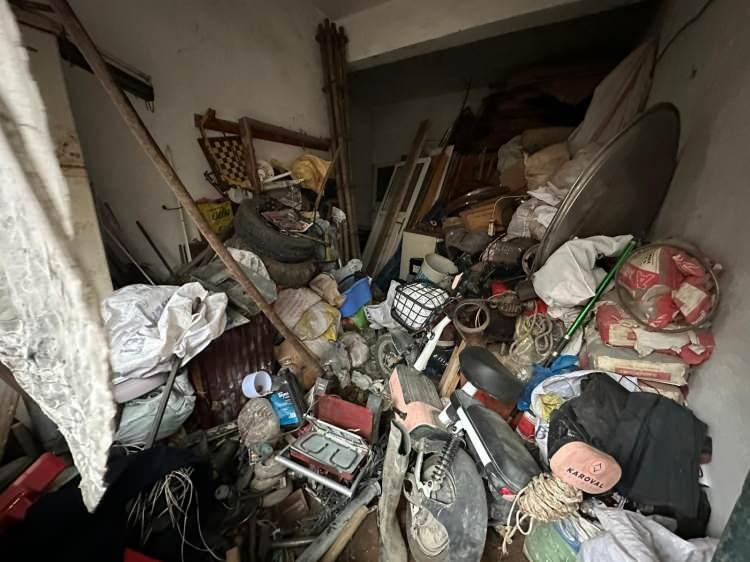 Komşuların ihbarı ortaya &ccedil;ıkarmıştı: Evi temizlenen adam, &ccedil;atıdan d&uuml;şerek &ouml;ld&uuml;