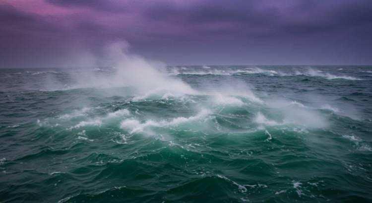 <p><span style="color:#B22222"><strong>3)&nbsp; DENİZLERİN KAYNAMASI</strong></span></p>

<p>&nbsp;</p>

<p><strong>"Denizler kaynatıldığı zaman..."</strong> (Tekvir Suresi, 6)</p>
