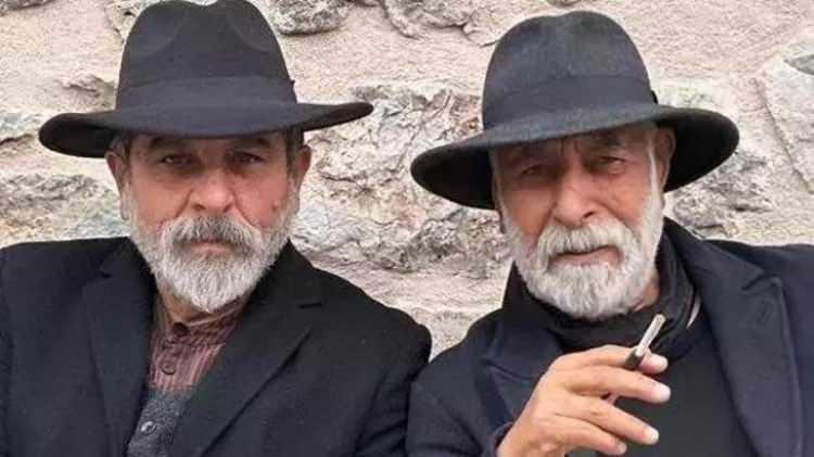 <p><strong><span style="color:rgb(178, 34, 34)">K&Ouml;M&Uuml;RC&Uuml; AİLESİ YENİDEN YAN YANA</span></strong></p>

<p>Yapımda 'Abuzer K&ouml;m&uuml;rc&uuml;' karakterine hayat veren Muhammed Cang&ouml;ren ile oğlu 'Erdal K&ouml;m&uuml;rc&uuml;'y&uuml; canlandıran Sefa Zengin, uzun bir aranın ardından bir araya geldi. İki isim bir &ouml;rnek giyinerek kameralara beraber poz verdi.</p>
