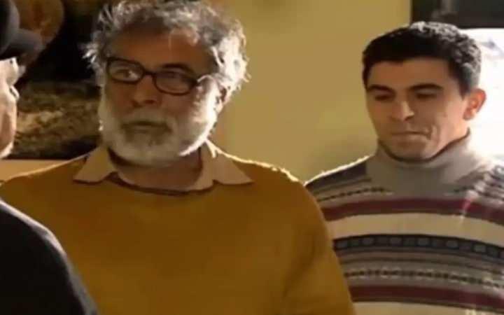 <p>Dizinin istenmeyen baba oğlu ile hafızalara kazınan ikilinin birlikte verdiği poz, sosyal medyada nostalji r&uuml;zgarı estirdi.</p>
