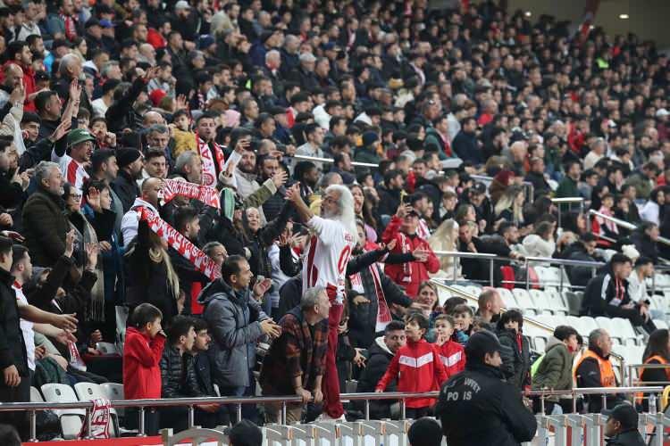 <p>Gols&uuml;z tamamlanan ilk yarının ardından Samsunspor 77'de Marius Mouandilmadji'nin gol&uuml;yle &ouml;ne ge&ccedil;ti ve m&uuml;cadeleyi 1-0 kazanarak r&ouml;vanş &ouml;ncesinde avantajı yakaladı.</p>
