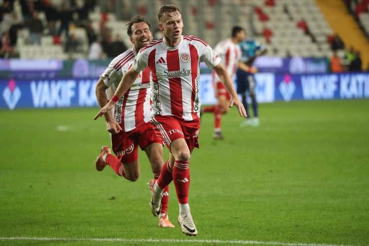 <p>Slobodenpecat'teki haberde, &ldquo;Samsunspor bu ma&ccedil;ta favoriydi ve &Uuml;sk&uuml;p'te ikinci yarıda attıkları golle bunu haklı &ccedil;ıkardılar. Samsunspor'un galibiyeti, Ndiaye'nin ma&ccedil;ın yedinci dakikasında penaltıyı gole &ccedil;evirmesi halinde daha da b&uuml;y&uuml;k olabilirdi.&rdquo; denildi.</p>
