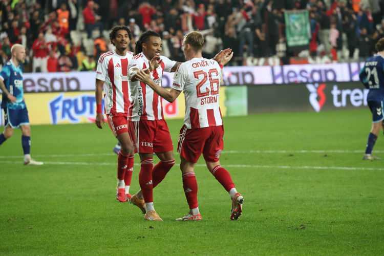 <p>Ma&ccedil;ın ardından Kurir ise ma&ccedil;ı şu ifadelerle değerlendirdi: &ldquo;Konferans Ligi play-off'larının eleme aşamasının ilk ma&ccedil;ında Shkendija, g&uuml;&ccedil;l&uuml; Samsunspor'a 0-1 mağlup oldu. Şampiyonumuz b&uuml;y&uuml;k bir m&uuml;cadele ruhu, istek ve motivasyon g&ouml;sterdi ancak yine de kalitenin T&uuml;rk takımında olduğu kabul edilmeli."</p>
