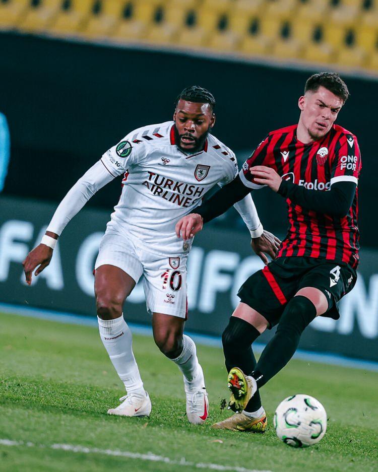 <p>Ayrıca, "&Uuml;sk&uuml;p'teki karşılaşmada favori olarak g&ouml;sterilen konuk ekip, sahada bu bunu kanıtladı&rdquo; ifadelerine yer verdi.</p>
