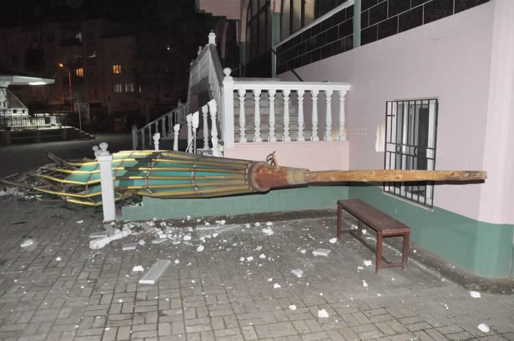 <p>R&uuml;zgara dayanamayan cami minaresinin k&uuml;lahı u&ccedil;tu.</p>
