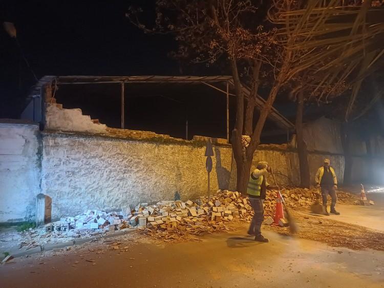 <p>Salihli Belediyesi ekiplerinin yanı sıra polis ve itfaiye ekipleri de il&ccedil;e genelinde &ccedil;alışmalarına devam ediyor.</p>
