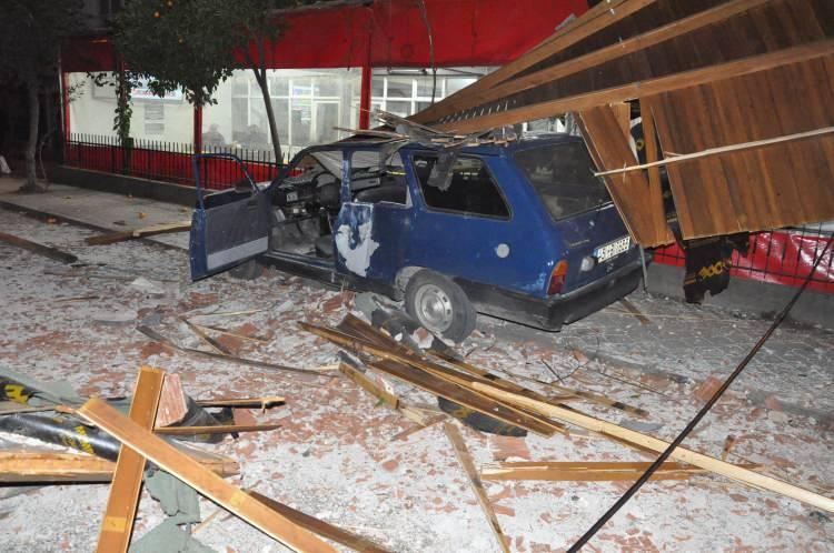 <p><span style="color:#A52A2A"><strong>YIKIMLARDA ARA&Ccedil;LAR DA ZARAR G&Ouml;RD&Uuml;</strong></span><br />
&nbsp;</p>

<p>Fırtınanın etkisiyle bazı ev ve iş yerlerine ait duvarlar da yıkıldı.</p>
