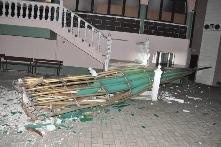 <p>Cami bah&ccedil;esine d&uuml;şen k&uuml;lah nedeniyle olay yerine itfaiye ve polis ekipleri sevk edildi.</p>
